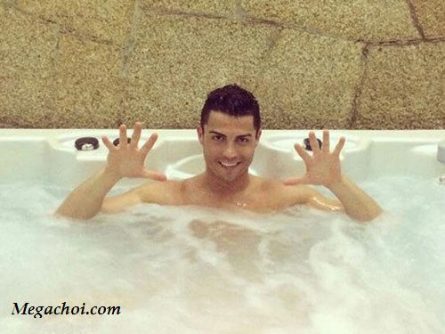 Ronaldo ngâm mình trong nước đá